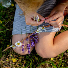 Load image into Gallery viewer, Kikkerland Design Inc - Huckleberry Make Your Own Fresh Flower Necklace